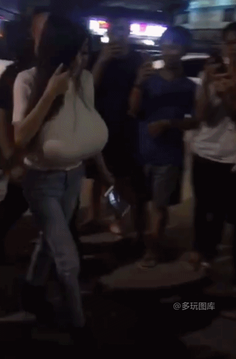 搞笑gif:妹子你口干就去倒杯水喝!在这里一味舔来舔去成何体统?