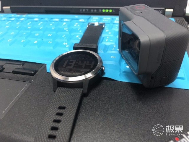 佳明（Garmin）vívoactive3户外运动腕表