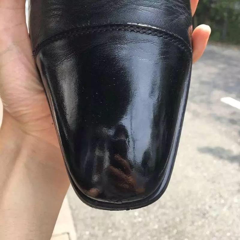其实,不同于漆皮的通体锃亮,用鞋蜡来完成的上光,更自然更有层次感.