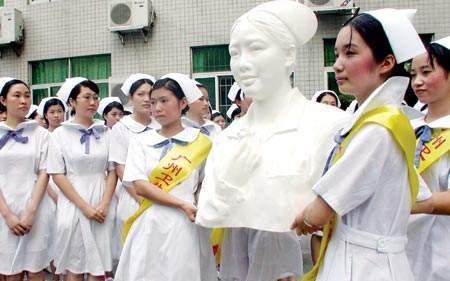 镜头下:中国最美护士叶欣墓地,为抗非典去世