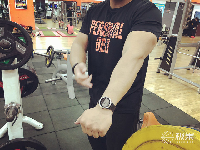 佳明（Garmin）vívoactive3户外运动腕表