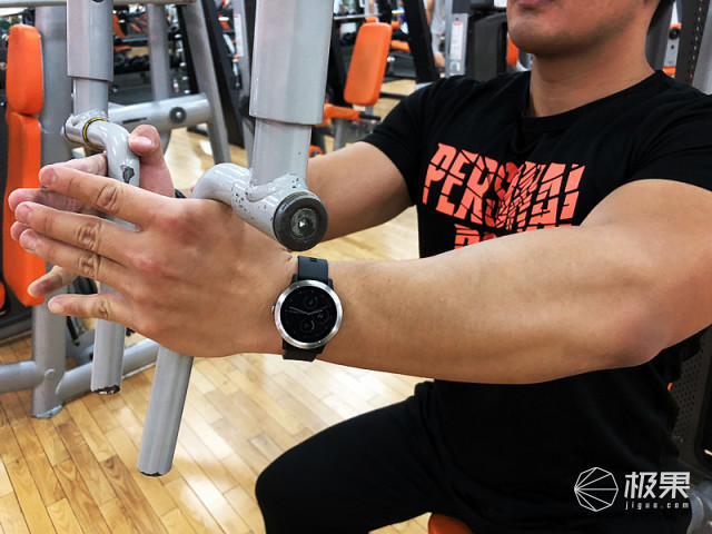 佳明（Garmin）vívoactive3户外运动腕表