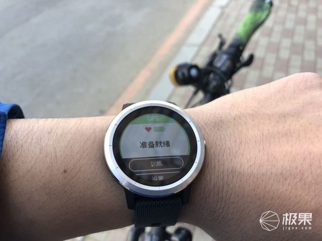 佳明（Garmin）vívoactive3户外运动腕表