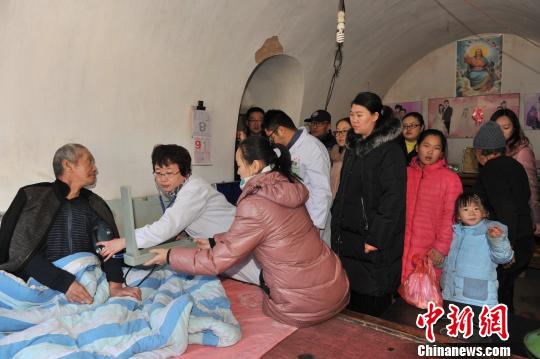 山西医护志愿者看望贫困山区孤寡老人(组图)