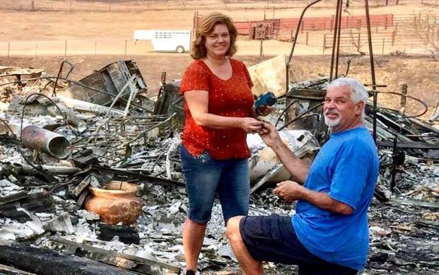 火灾过后丈夫在废墟中发现婚戒，马上跪地重新向妻子求婚
