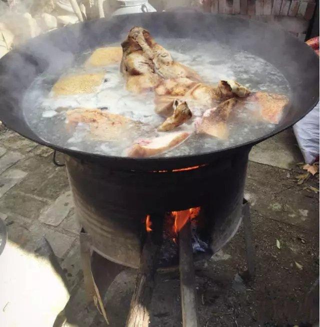 年关将至,云南农村奇特的杀猪方式,"杀猪饭"过程曝光