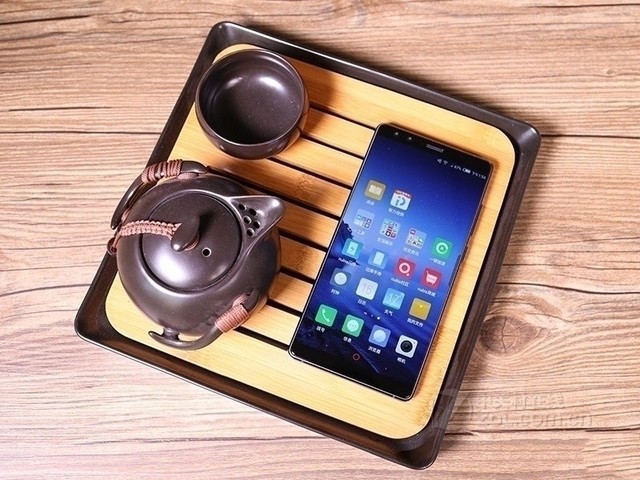 无边框的全面屏 努比亚Z17S明天0点开售 