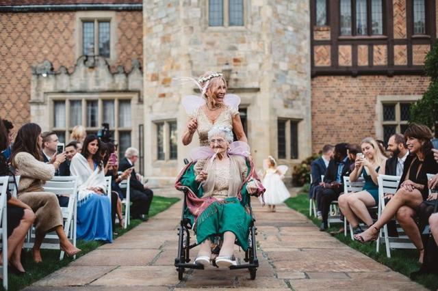 86岁老太坐轮椅为新婚孙女当花童，风头抢过新娘子