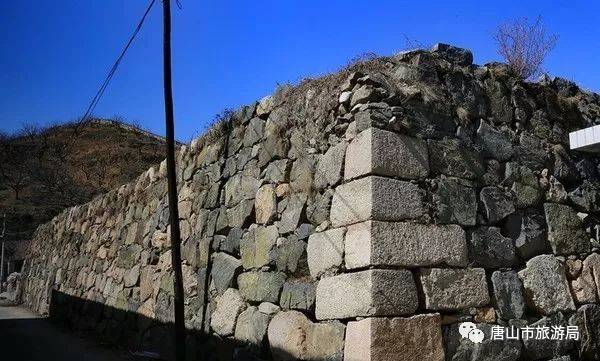 我的家在遵化,万里长城长又长;我的家马兰关,长