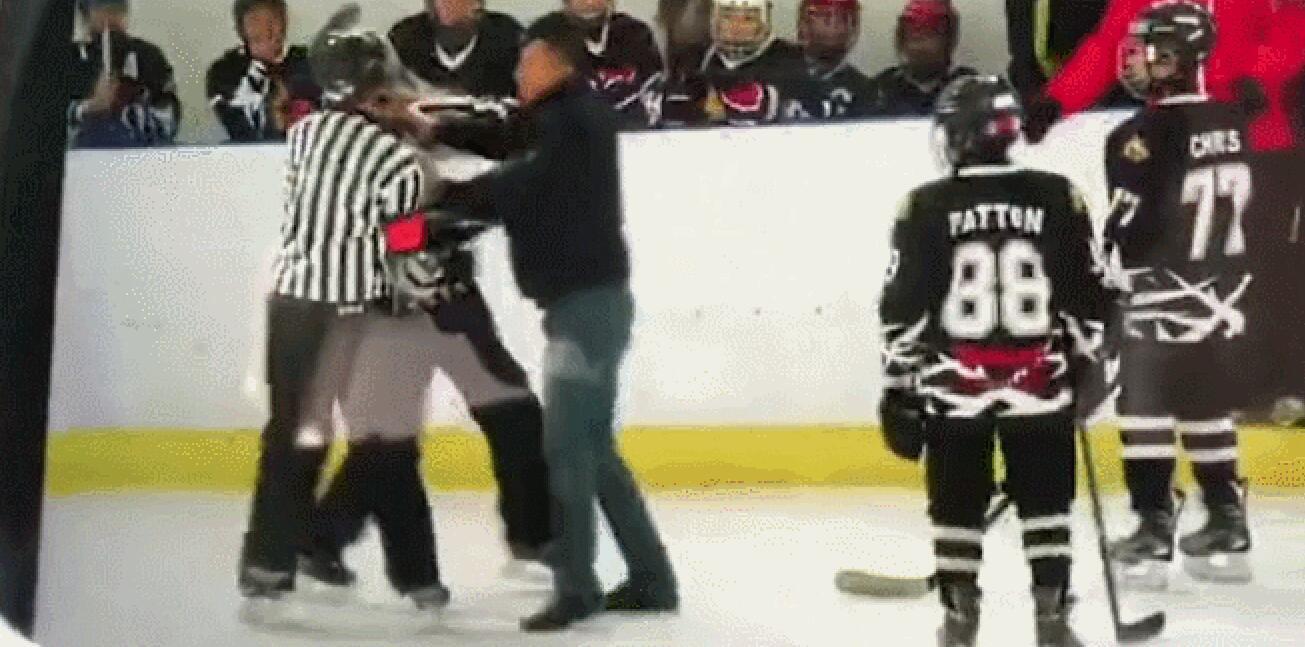 冰球赛裁判无视小球员被打球员父亲冲进赛场痛揍裁判_手机凤凰网