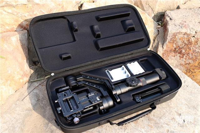 性能与颜值共存,摄影小白也能体验拍片快感 - 智云云鹤2稳定器上手评测 | 视频_凤凰科技