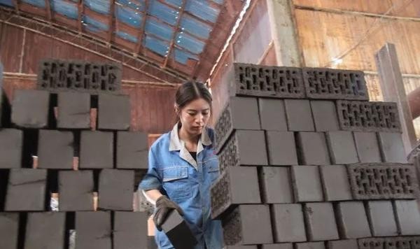 蒙阴90后女孩辞掉月薪2万工作去搬砖,只为听弟