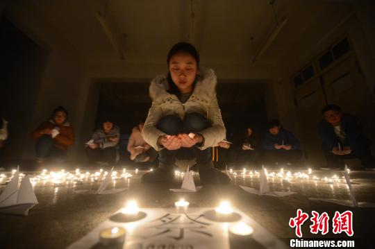 江苏扬州大学生 烛光祭 悼念遇难同胞