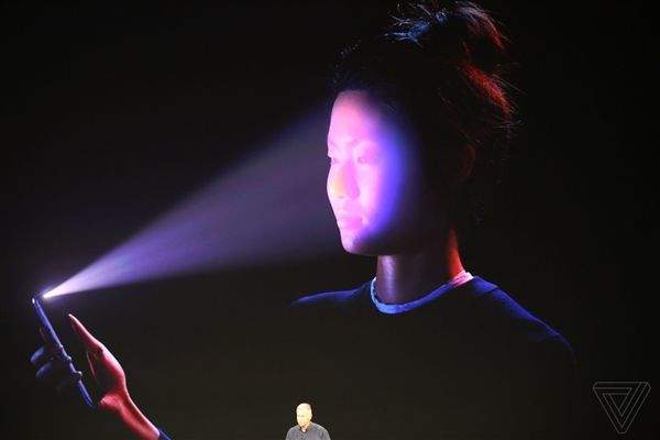 苹果发iPhone X视频：人脸识别强大 可以来一发