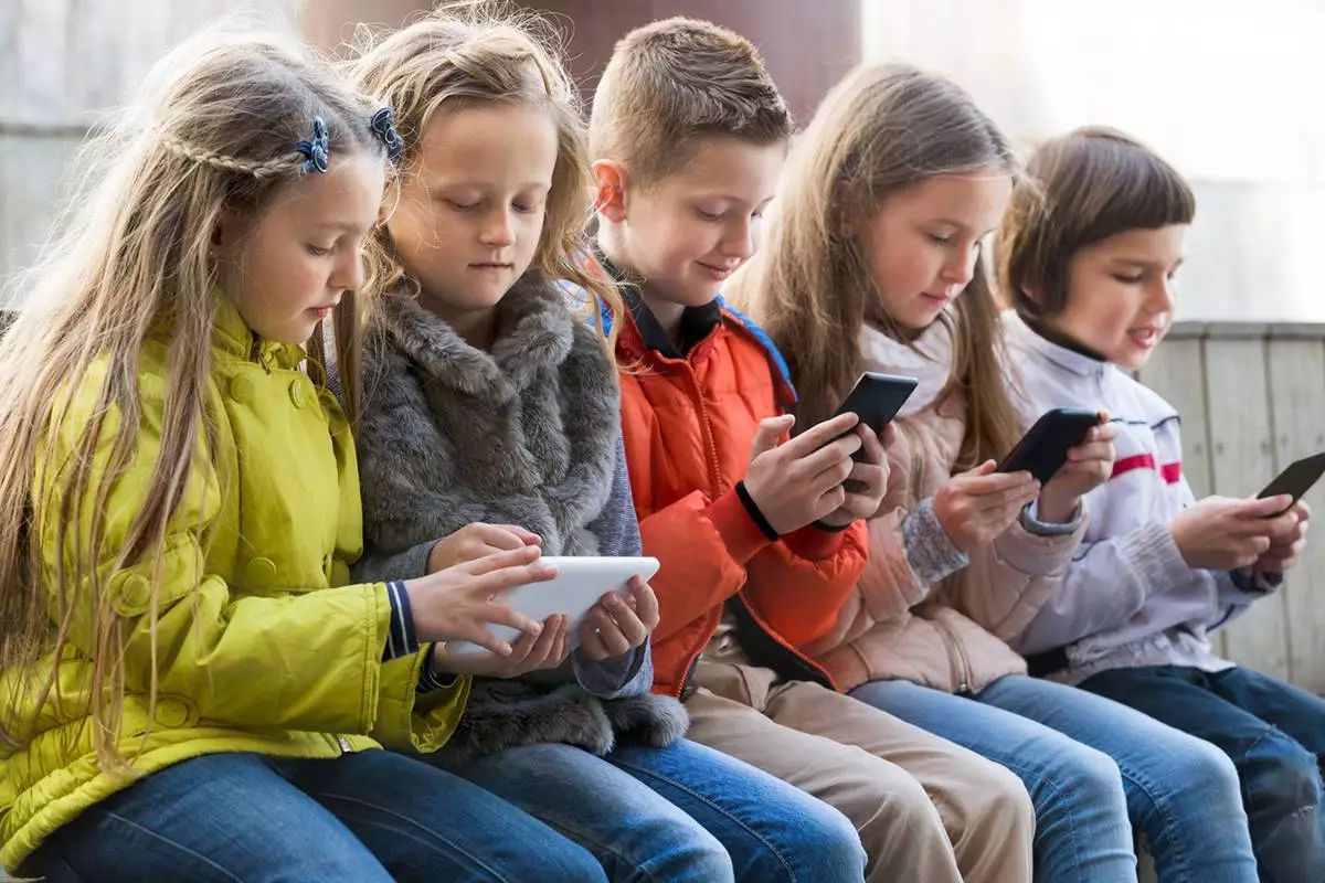 孩子在玩手机高清图片下载-正版图片500750545-摄图网