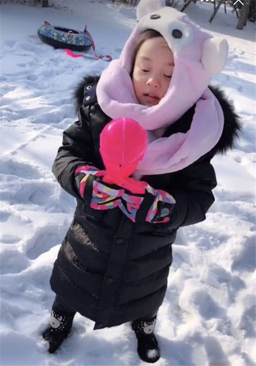 贾乃亮带甜馨回东北玩雪网友小脸蛋冻得通红