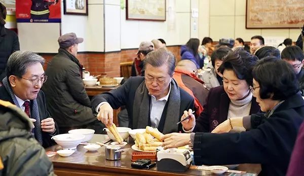 韩国总统为何来到中国小吃店？
