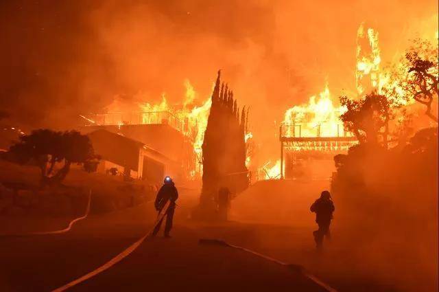加州大火20万人撤离，一切竟因为一个流浪汉野炊