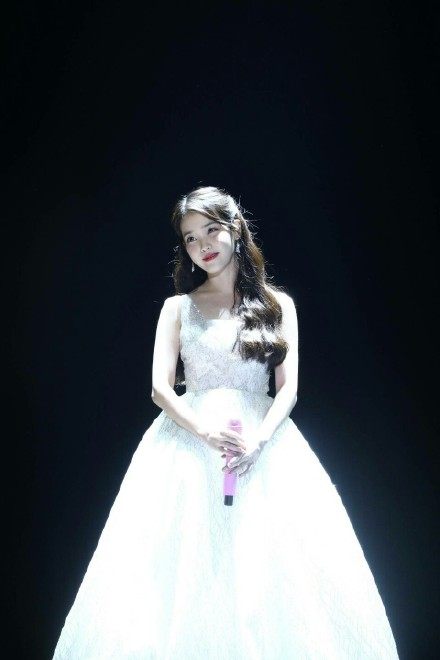 IU开唱简直就是红地毯阵容!准基、宋宋cp、朴