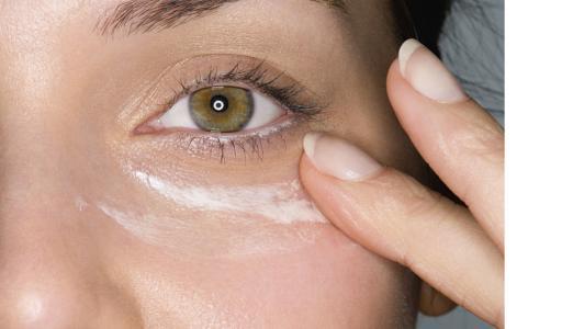 眼霜在护肤的第几步用,眼霜在精华液前还是后