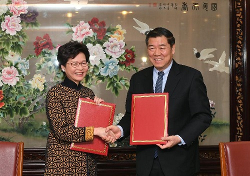 内地香港签“一带一路”建设安排 港媒：提升香港经贸地位