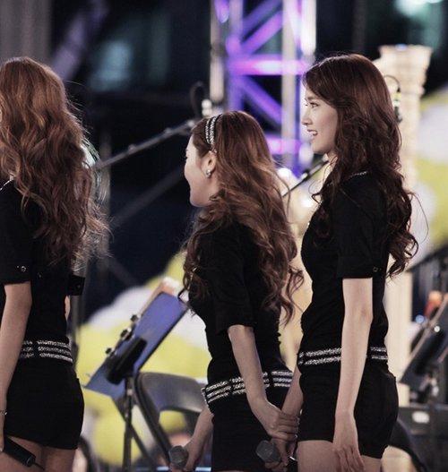 号外: 林允儿摸郑秀妍屁股 郑秀妍林允儿机场照