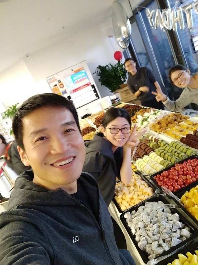 一加四周年纪念 刘作虎摆水果宴庆祝 