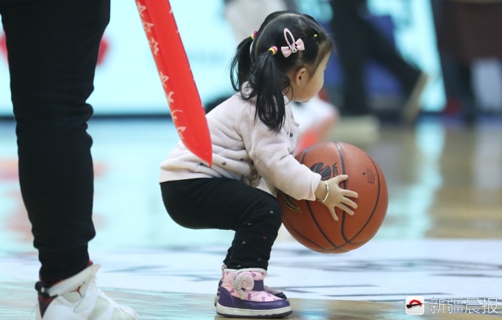 最近很火的小女孩打篮球视频 36A2320BAED2E06631AE92DE5A52F237C11159CE_size81_w720_h459.jpeg