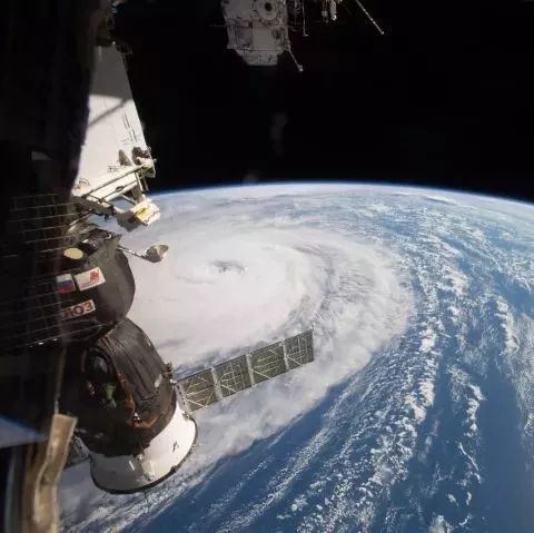从空间站上俯瞰地球，竟会看见令人窒息的壮丽景色…