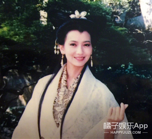 原来现在特别火的比心动作,早在25年前赵雅芝
