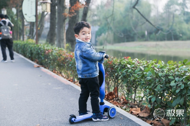 滑板车中“变形金刚”，能骑能滑孩子出行神器 - 酷骑儿童滑板车深度体验 | 视频