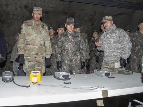12月15日，韩国联合参谋本部议长郑景斗(前排居中)和韩美联合司令部司令文森特・布鲁克斯(前排左)访问隶属于驻韩美军第二师的防化部队。(韩联社/美陆军官方脸书截图)