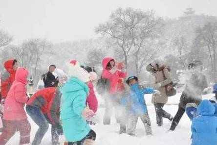 打雪仗,堆雪人是冬天的娱乐活动之一.