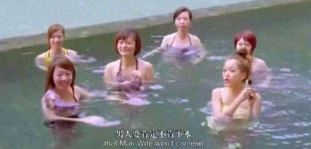 张馨予扔掉身上浴巾，水里的女孩都看傻眼了