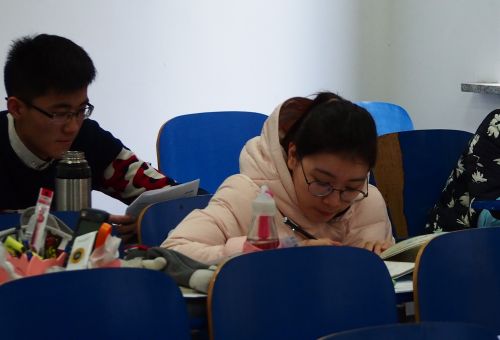 连吃饭排队都在学习!山师考研生真是拼了