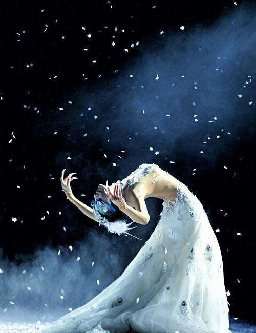 58岁杨丽萍晒照:体态轻盈,腰身纤细,保养如少女