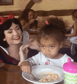 ▼ 现在最不敢的是跟妈妈一起看电视 每当剧里有熊孩子们出现时 妈妈