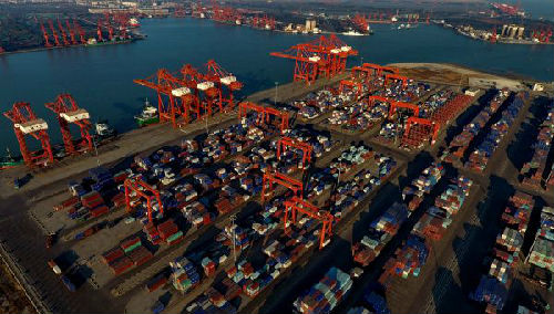 12月8日，轮船靠泊在唐山港京唐港区集装箱码头装货。 新华社