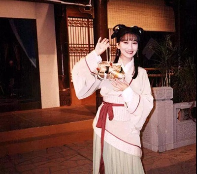 赵雅芝竟是比心鼻祖 你可曾见过她18岁的样子?