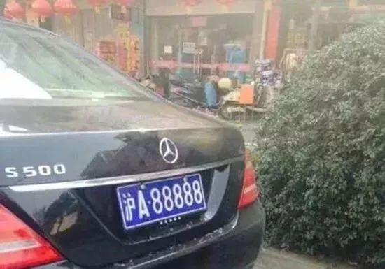 而连号的88888,堪称中国人最爱车牌,土豪们为此宁可下血本收归名下.
