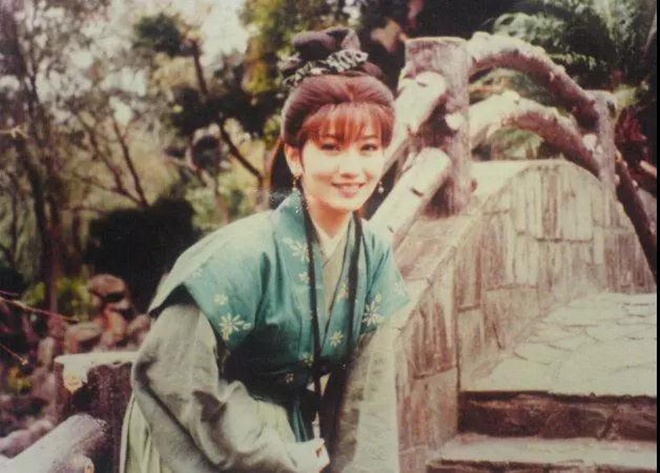 赵雅芝竟是比心鼻祖 你可曾见过她18岁的样子?