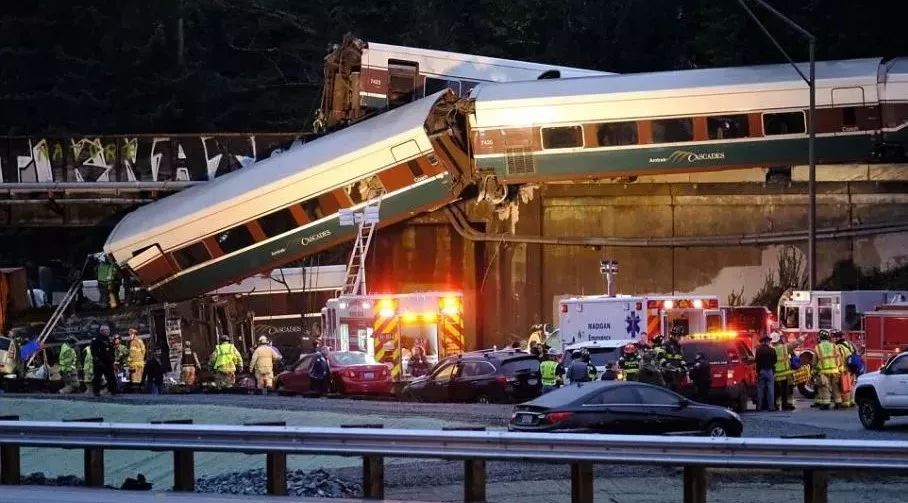 头条 | 美国列车脱轨6死77伤！列车线路为首日运营……