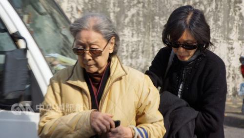 诗人余光中14日病逝，台湾地区前领导人马英九夫妇19日前往设在龙岩高雄会馆的灵堂吊唁，余光中遗孀范我存也由女儿陪同到场。图片来源：台湾“中央社”。