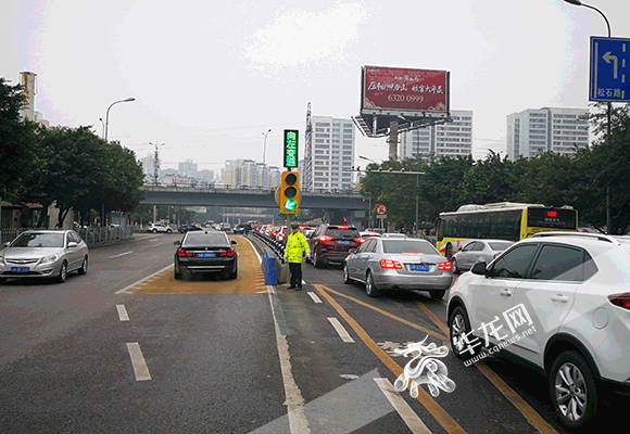 重庆主干道首条“共享转换车道”启用 堵车别忘行车安全