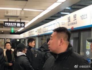网友坐地铁偶遇黄晓明,他终于有点儿1米79的样