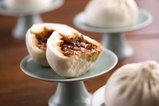 怎样做出又香又软的包子?皮薄馅多的酱肉包子,一个2块真不算贵