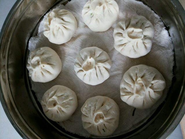 怎样做出又香又软的包子?皮薄馅多的酱肉包子,一个2块真不算贵