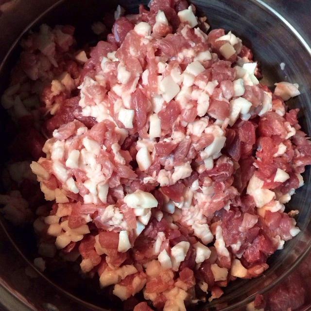 怎样做出又香又软的包子?皮薄馅多的酱肉包子,一个2块真不算贵