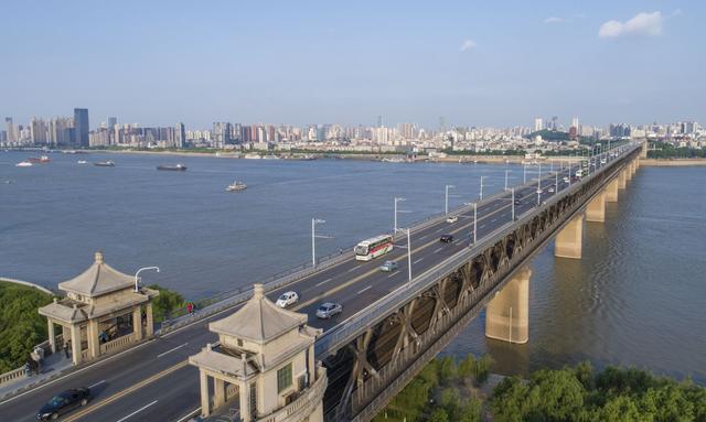 长江主轴左右岸大道开工,武汉8座桥将彩化、亮化、美化!期待! 长江主轴左右岸大道开工,武汉8座桥将彩化、亮化、美化!期待!