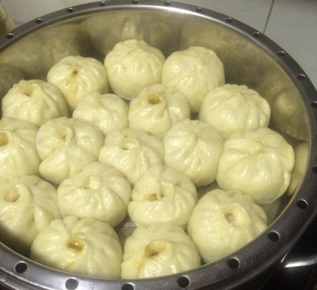 怎样做出又香又软的包子?皮薄馅多的酱肉包子,一个2块真不算贵